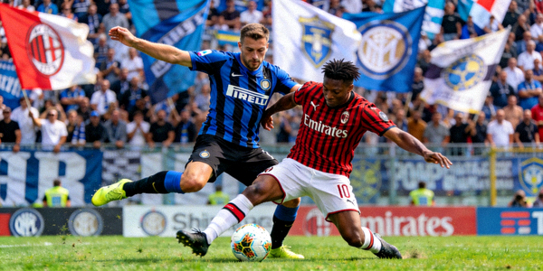 意甲联赛国际米兰对阵AC米兰的激烈比赛现场 - 球员争抢足球瞬间